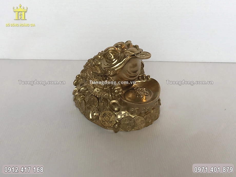 Hình ảnh nhìn nghiêng của bức tượng cóc ba chân